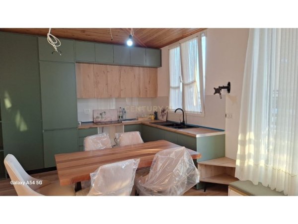 Tirane, jepet me qera apartament duplex 2+1+Aneks+Ballkon Kati 8, 121 m² 600 € (Shkoze)