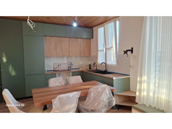 Tirane, jepet me qera apartament duplex 2+1+Aneks+Ballkon Kati 8, 121 m² 600 € (Shkoze)