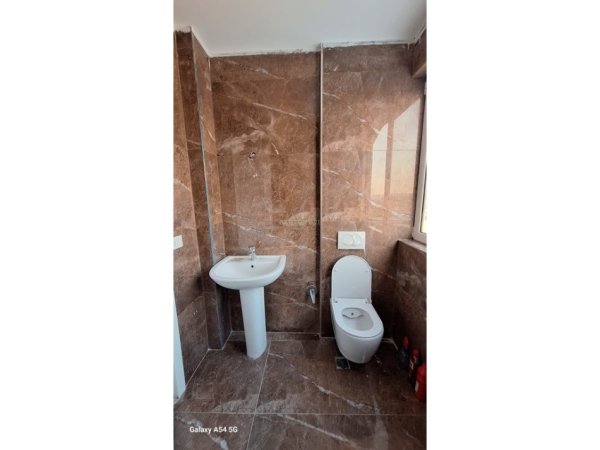 Tirane, jepet me qera apartament duplex 2+1+Aneks+Ballkon Kati 8, 121 m² 600 € (Shkoze)