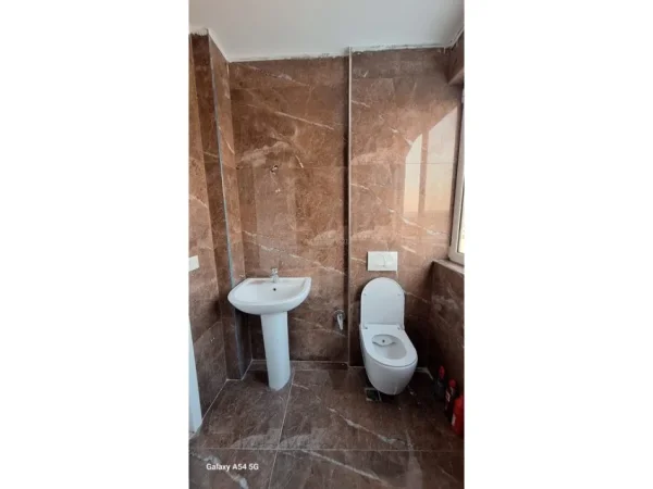 Tirane, jepet me qera apartament duplex 2+1+Aneks+Ballkon Kati 8, 121 m² 600 € (Shkoze)