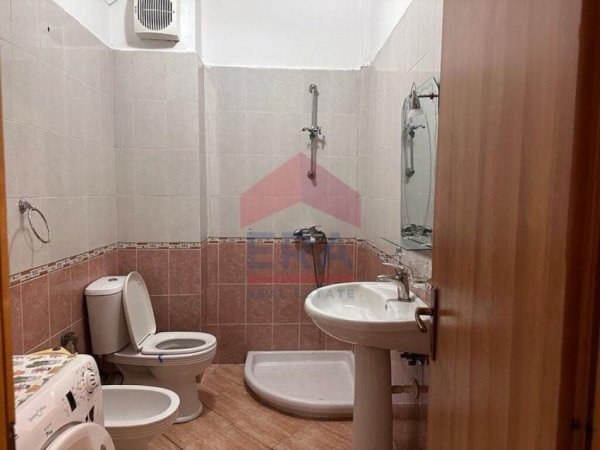 Tirane, jepet me qera apartament 2+1+Ballkon Kati 4, 400 € (Prane Bar ROSSINI, Te Rrethi)