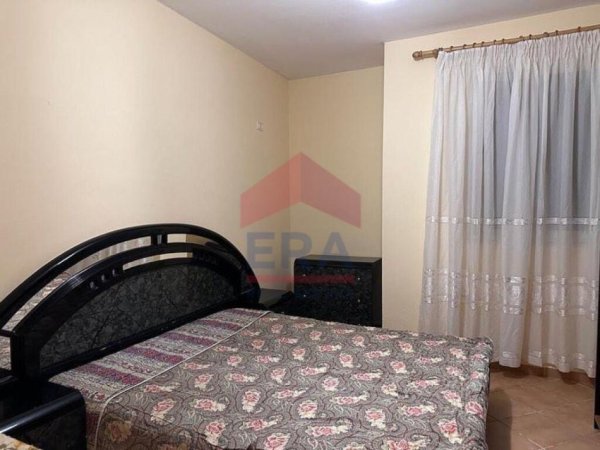 Tirane, jepet me qera apartament 2+1+Ballkon Kati 4, 400 € (Prane Bar ROSSINI, Te Rrethi)