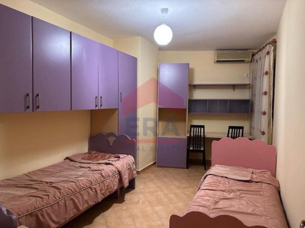 Tirane, jepet me qera apartament 2+1+Ballkon Kati 4, 400 € (Prane Bar ROSSINI, Te Rrethi)