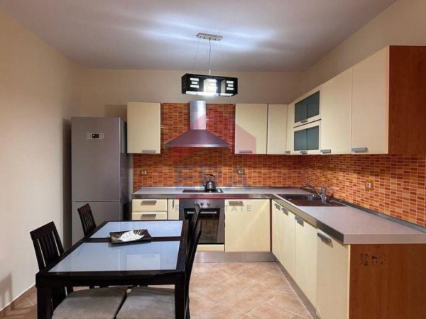 Tirane, jepet me qera apartament 2+1+Ballkon Kati 4, 400 € (Prane Bar ROSSINI, Te Rrethi)
