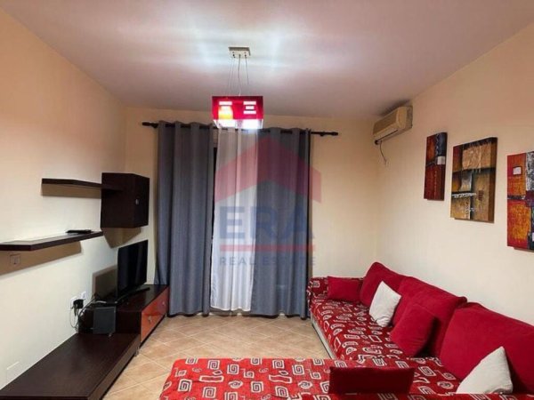 Tirane, jepet me qera apartament 2+1+Ballkon Kati 4, 400 € (Prane Bar ROSSINI, Te Rrethi)