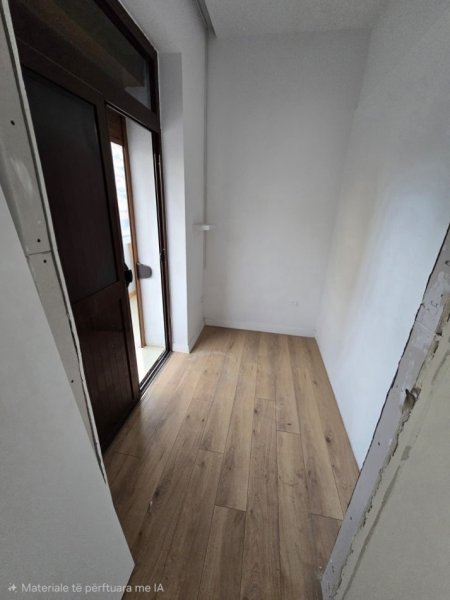 Tirane, jepet me qera ambjent biznesi , 83 m² 1.500 € 