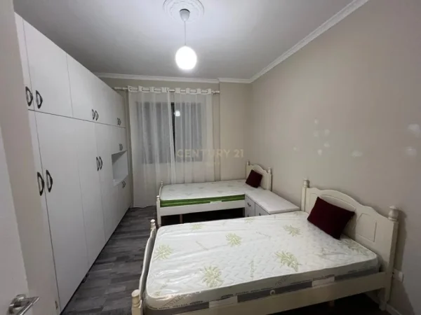 Tirane, jepet me qera apartament 2+1 Kati 2, 85 m² 550 € (Ali Dem)