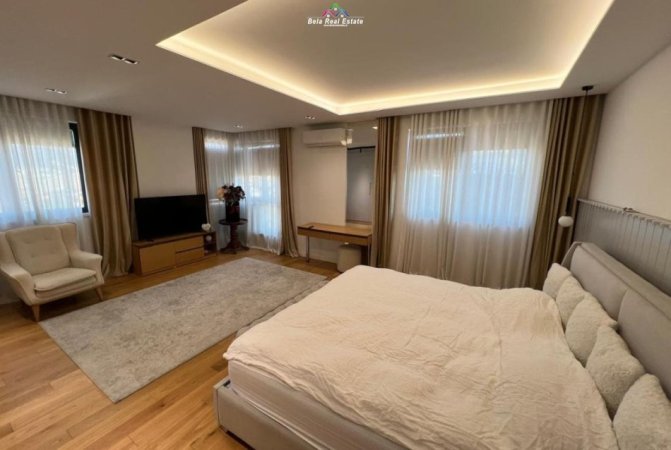 Tirane, jepet me qera apartament 3+1+Ballkon Kati 10, 210 m² 1.000 € (Future Home Residence)