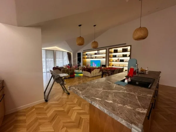 Tirane, jap me qera apartament 2+1 Kati 3, 215 m² 1.800 € (Liqeni i Thate)