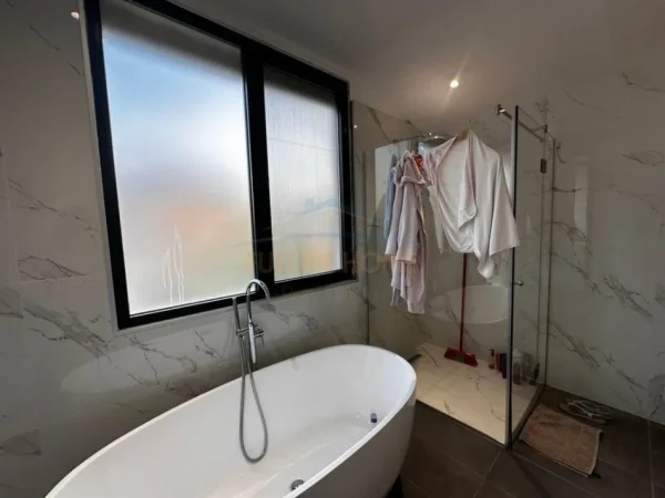 Tirane, jap me qera apartament 2+1 Kati 3, 215 m² 1.800 € (Liqeni i Thate)