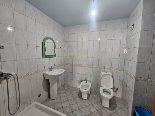 Tirane, jepet me qera apartament 2+1+Ballkon Kati 2, 80 m² 450 € (RRUGA 5-MAJI)