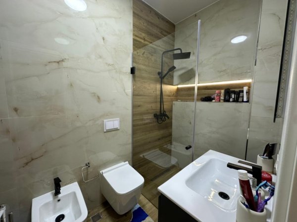 Tirane, jepet me qera apartament 2+1+Ballkon Kati 5, 115 m² (Kompleksi Trio Towers, Don Bosko)