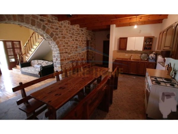 Korce, shitet Vile 3+1 , 240 m² 250.000 € (Voskopoje)