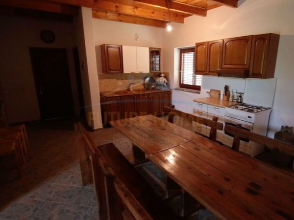 Korce, shitet Vile 3+1 , 240 m² 250.000 € (Voskopoje)