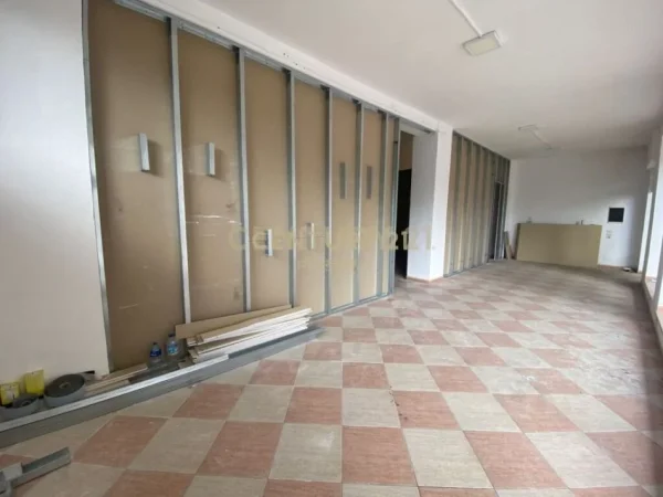 Tirane, jepet me qera ambjent biznesi Kati 1, 300 m² 2.000 € (Ministria e jashtme)