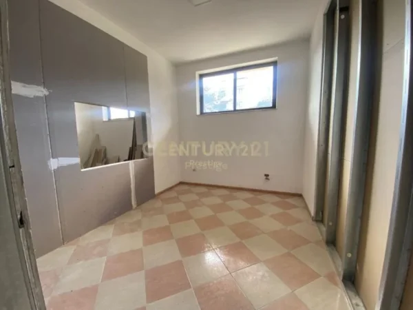 Tirane, jepet me qera ambjent biznesi Kati 1, 300 m² 2.000 € (Ministria e jashtme)