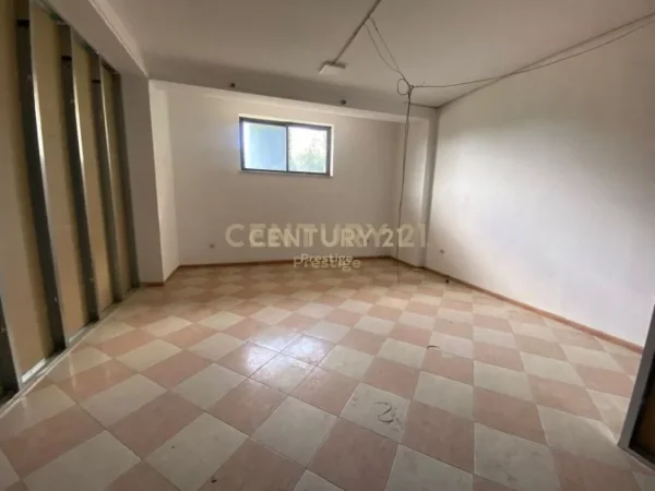 Tirane, jepet me qera ambjent biznesi Kati 1, 300 m² 2.000 € (Ministria e jashtme)
