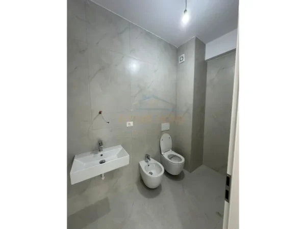 Tirane, shitet apartament 1+1 Kati 3, 53 m² (oxa)