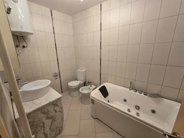 Tirane, jepet me qera zyre Kati 8, 107 m² 1.100 € (QENDER 100M NGA SHESHI SKENDERBEJ)