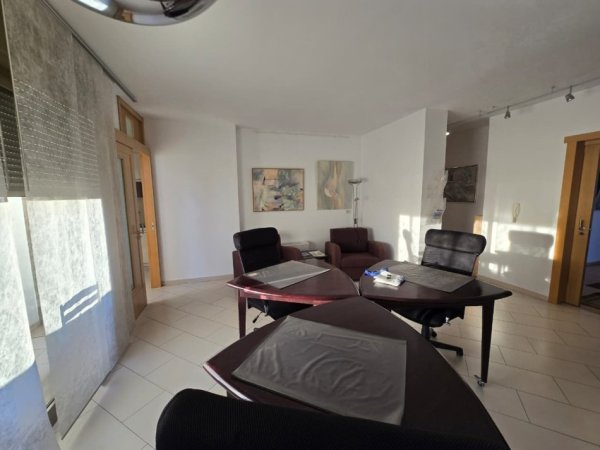 Tirane, jepet me qera zyre Kati 8, 107 m² 1.100 € (QENDER 100M NGA SHESHI SKENDERBEJ)