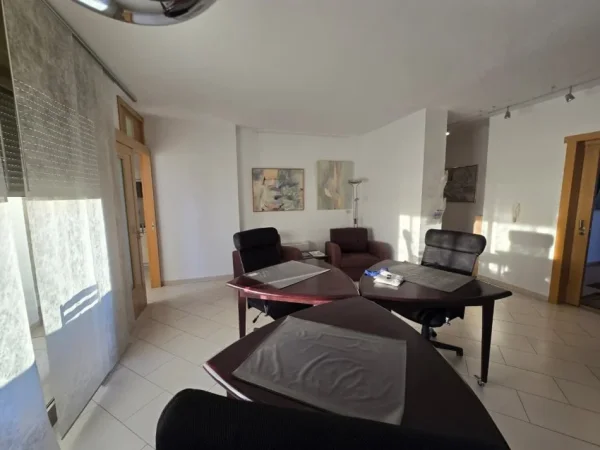 Tirane, jepet me qera zyre Kati 8, 107 m² 1.100 € (QENDER 100M NGA SHESHI SKENDERBEJ)