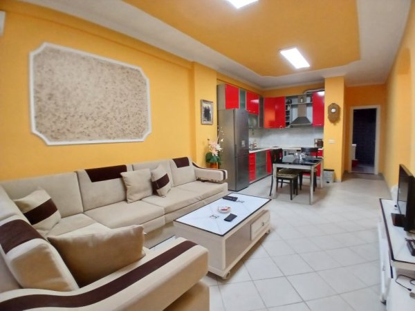 Tirane, jepet me qera apartament 2+1+Ballkon Kati 3, 120 m² 700 € (Cirku)