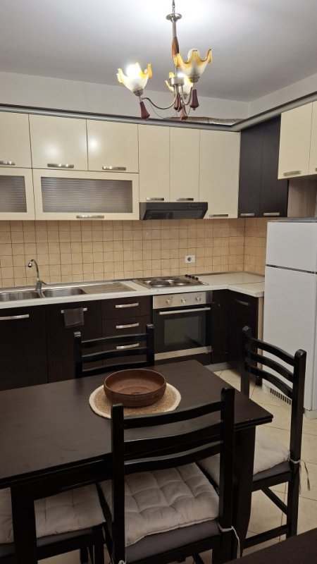 Tirane, jepet me qera apartament 1+1+Ballkon Kati 3, 71 m² 400 € (Rruga 5 maji)