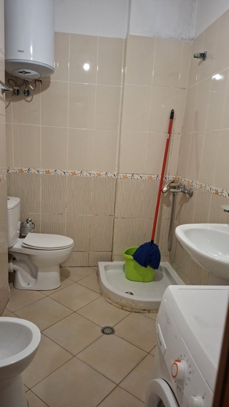 Tirane, jepet me qera apartament 1+1+Ballkon Kati 3, 71 m² 400 € (Rruga 5 maji)