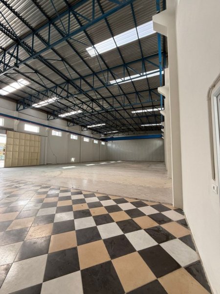 Tirane, jepet me qera magazine , 850 m² 4.500 € 