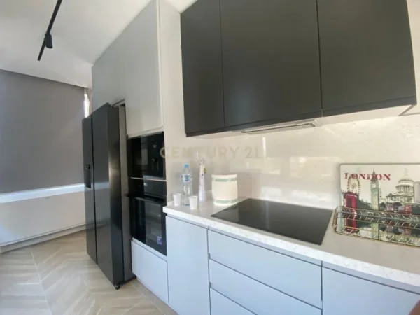 Tirane, jepet me qera apartament 2+1+Aneks+Ballkon Kati 3, 110 m² 1.700 € (Liqeni thate)