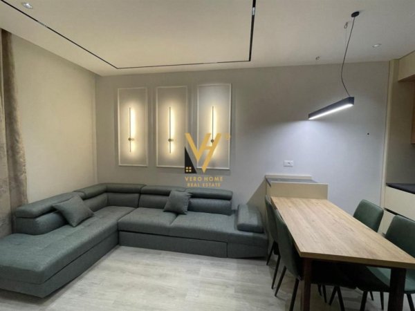 Tirane, jepet me qera apartament 2+1+Ballkon Kati 1, 120 m² 600 € (UNIVERS CITY)