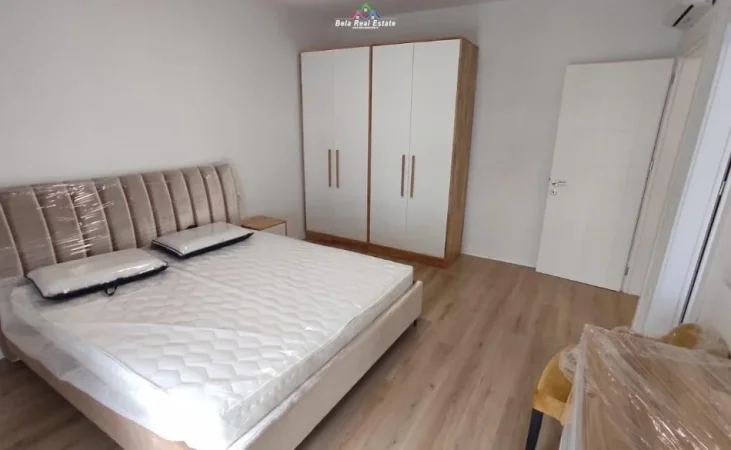 Tirane, jepet me qera apartament 3+1+Ballkon Kati 6, 130 m² 1.000 € (prane Universitetit Europian)