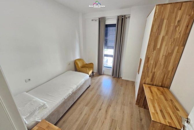 Tirane, jepet me qera apartament 3+1+Ballkon Kati 6, 130 m² 1.000 € (prane Universitetit Europian)