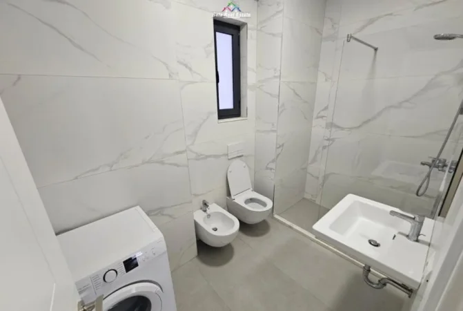 Tirane, jepet me qera apartament 3+1+Ballkon Kati 6, 130 m² 1.000 € (prane Universitetit Europian)