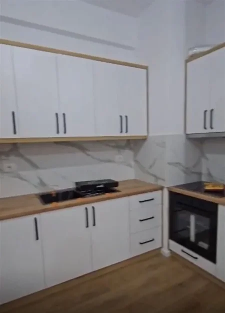 Tirane, jepet me qera apartament 1+1 Kati 7, 50 m² 450 € (Ali Demi)
