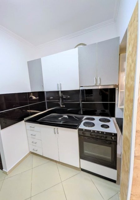 Tirane, jepet me qera apartament 1+1 Kati 4, 40 m² 500 € (PRANE 21-DHJETORIT)