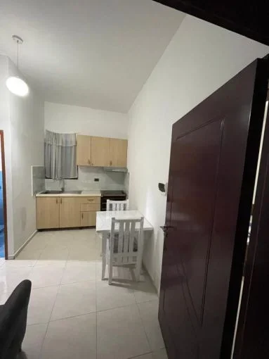 Tirane, jepet me qera apartament 1+1 Kati 1, 40 m² 330 € (ish stacioni i trenit)