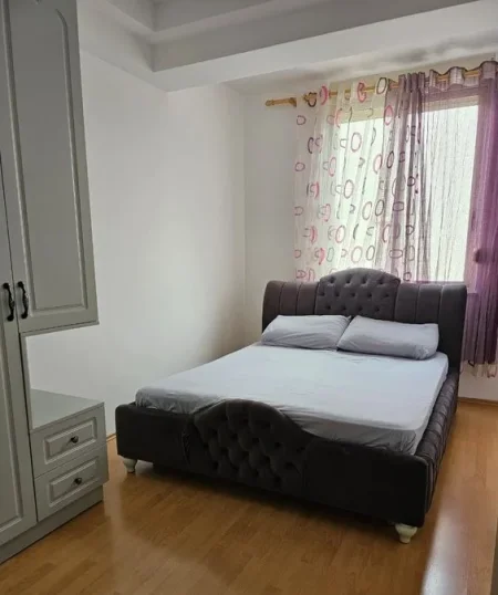 Tirane, jepet me qera apartament 2+1+Aneks+Ballkon Kati 2, 94 m² 600 € 