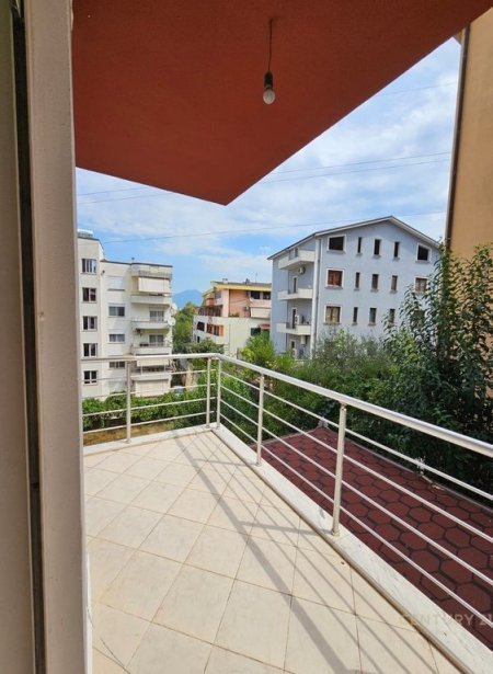 Tirane, jepet me qera apartament 2+1+Aneks+Ballkon Kati 2, 94 m² 600 € 