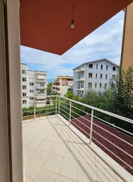 Tirane, jepet me qera apartament 2+1+Aneks+Ballkon Kati 2, 94 m² 600 € 