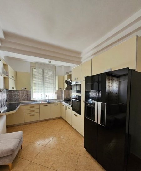 Tirane, jepet me qera apartament 2+1+Aneks+Ballkon Kati 2, 94 m² 600 € 