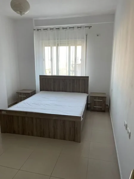 Tirane, jepet me qera apartament 3+1 Kati 6, 50.000 Leke (Yzberisht, Kompleksi Demneri)