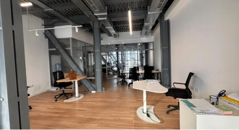 Tirane, jepet me qera zyre Kati 7, 180 m² 3.000 € (Komuna e Parisit)