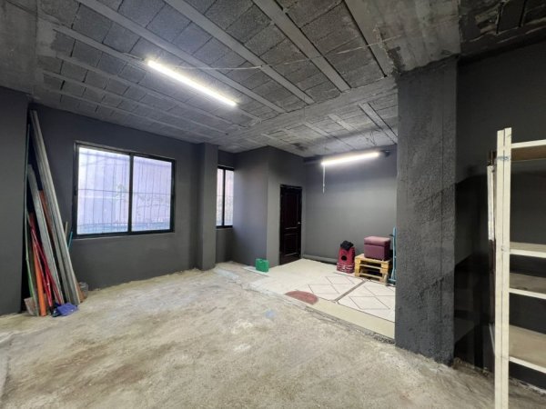 Tirane, jepet me qera magazine Kati 0, 120 m² 750 € (Laprake)