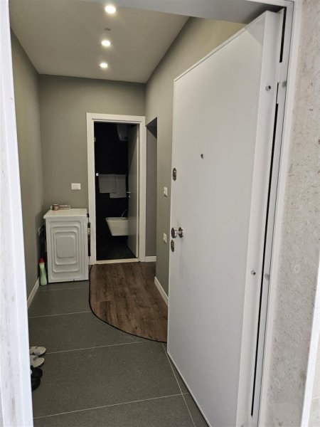 Tirane, jepet me qera apartament 1+1 Kati 1, 55 m² 700 € (Rruga Fortuzi)