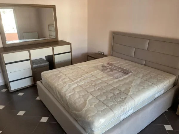 Tirane, jepet me qera shtepi 3+1 Kati 3, 200 m² 700 € (sauk i vjeter)
