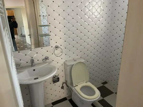 Tirane, jepet me qera shtepi 3+1 Kati 3, 200 m² 700 € (sauk i vjeter)