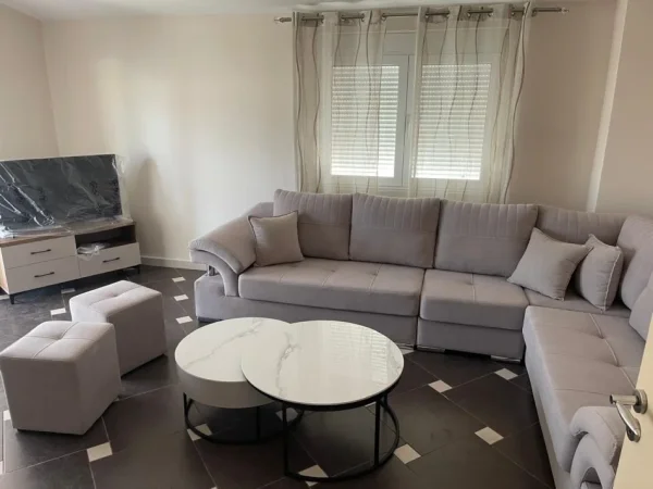 Tirane, jepet me qera shtepi 3+1 Kati 3, 200 m² 700 € (sauk i vjeter)