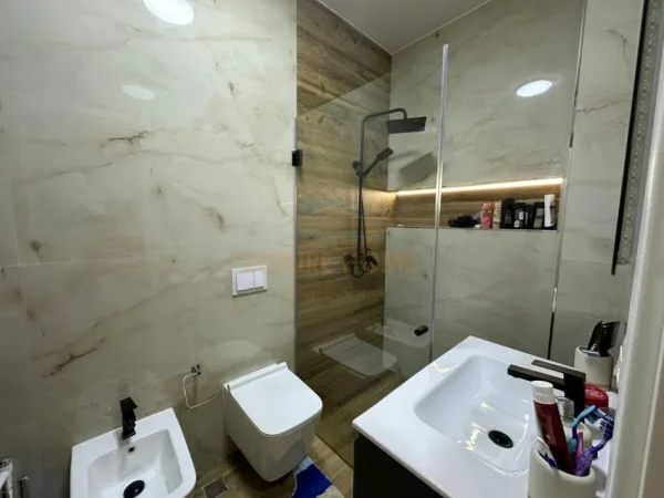 Tirane, jepet me qera apartament 2+1 Kati 5, 115 m² 1.500 € (Don Bosko , Trio Tower)