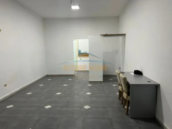 Tirane, jepet me qera zyre Kati 1, 35 m² 400 € (Astir , 2 Palmat)